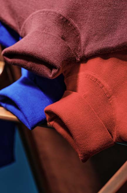 Man Style

<h2>Із чим носити?</h2>
<p>
	 Тонкий однотонний светр гладкої в'язки, прилягаючого фасону (особливо водолазку), у темних або пастельних тонах можна одягнути з костюмом, якщо це допускається дрес-кодом. Будь-які інші моделі светрів добре виглядають у поєднанні з джинсами, брюками-карго, чиносами.
</p>
<h2>Джемпер</h2>
<p>
	 По суті той самий светр, але з круглим вирізом під горло, з низьким або відкладним коміром. Може застібатися у верхній частині на ґудзики чи блискавку. Можна вдягти під нього як футболку, так і сорочку без краватки – залежно від форми горловини.
</p>
<p>
	 Джемпер можна носити як з костюмними, так і з будь-якими іншими брюками, вирішальним буде фасон, колір та фактура плечового виробу. Для офісу краще підбирати однотонні моделі з гладкою фактурою, не яскравих кольорів та тонкої пряжі. У неформальній обстановці можете дозволити собі будь-які кольори та візерунки.
</p>
<h2>Пуловер</h2>
<p>
	 Майже те саме, що джемпер, але з V-подібним вирізом і без застібок. Можна одягати як на голе тіло, так і в поєднанні з сорочкою, краваткою або без. Якщо ви офісний працівник – однотонний <a href=