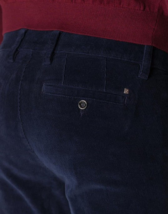 Вельветові брюки Pierre Cardin у темно-синьому кольорі.