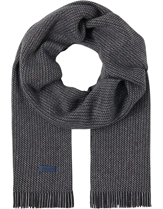 Широкий серый шарф с плетеной бахромой 044915004-32